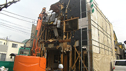 低騒音型重機による本体解体