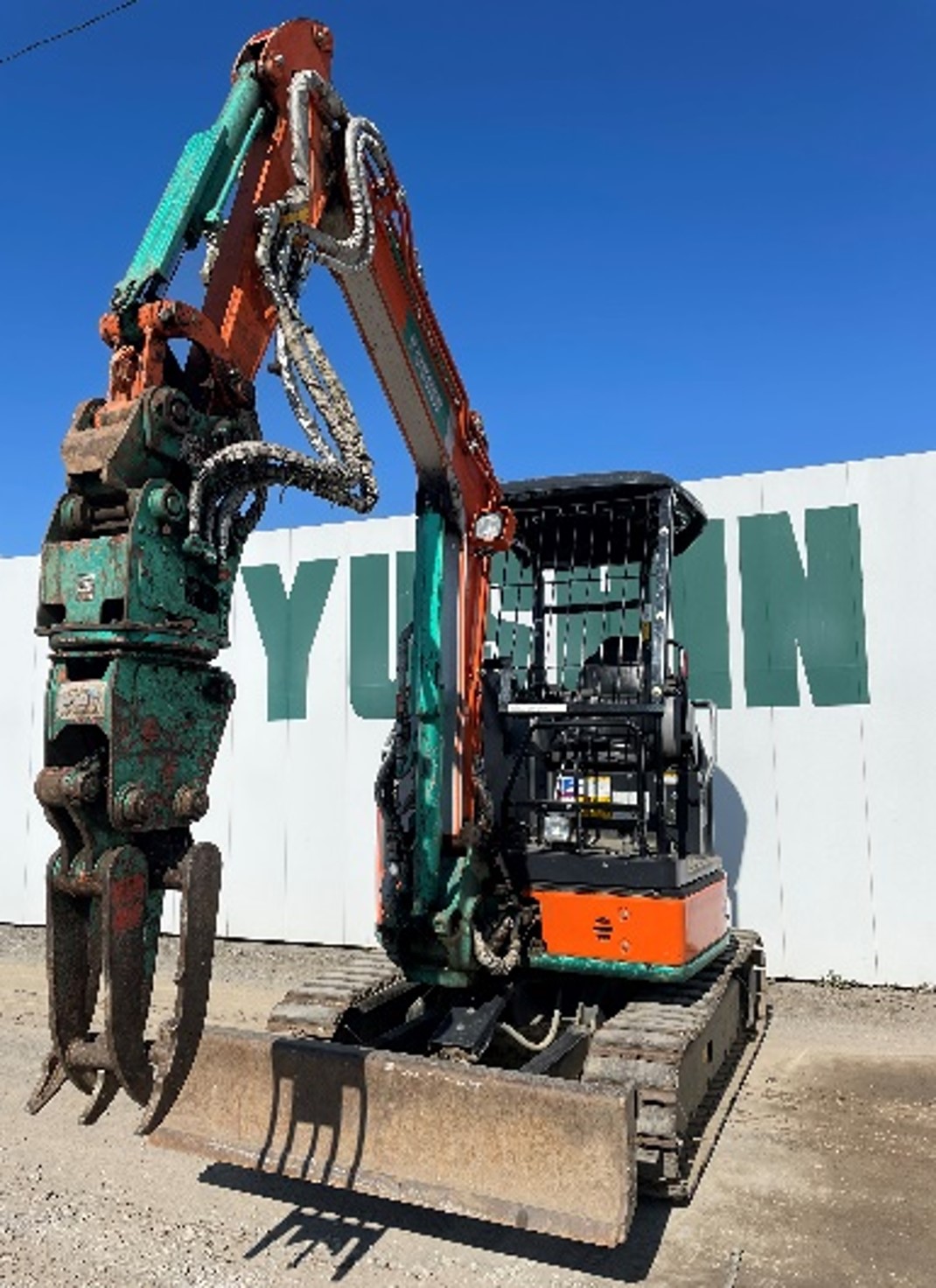 日立建機　ZX30U